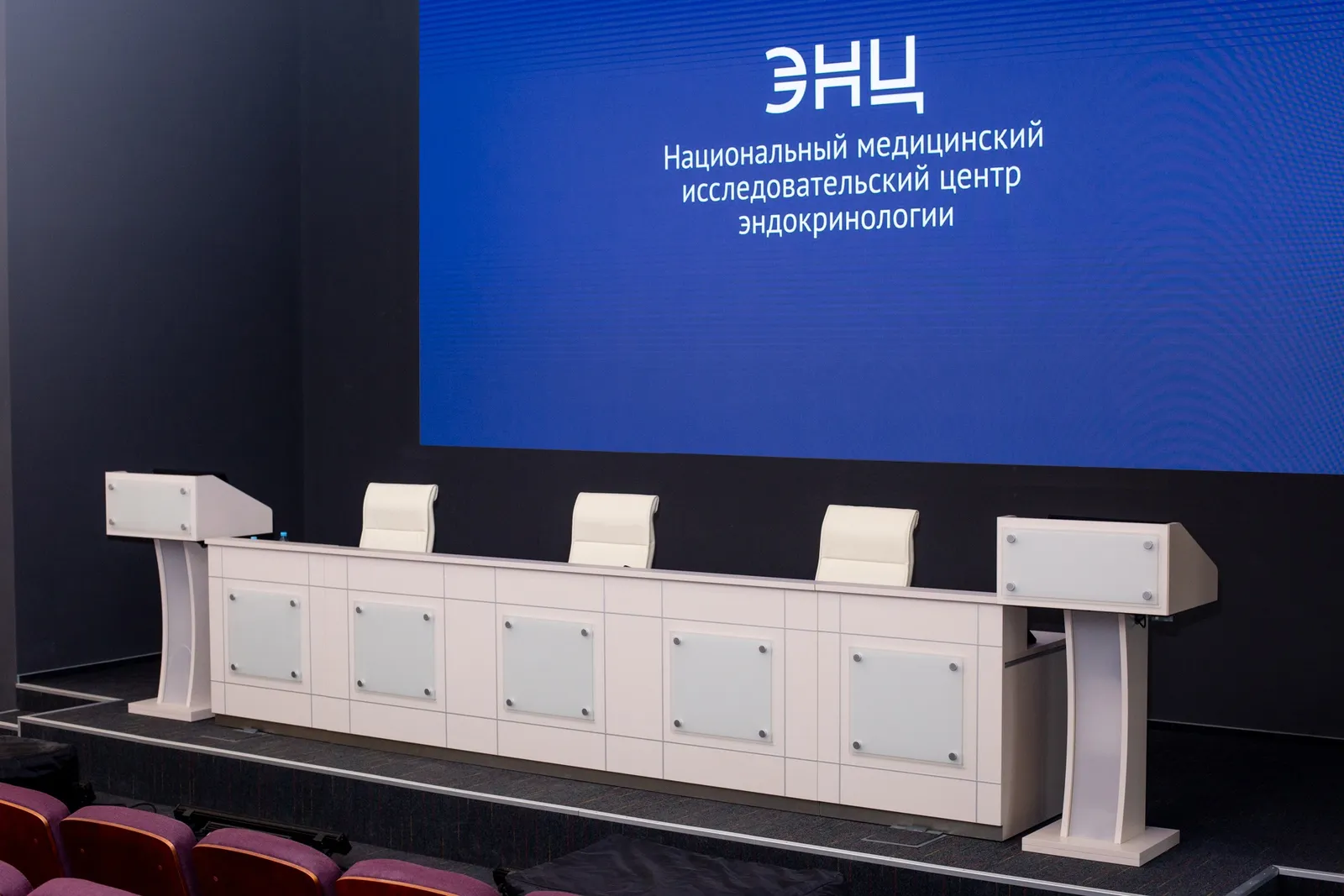 Президиум Диалог - реализация ЭНЦ общий вид Президиум Диалог белый, реализация для медицинского центра ЭНЦ, вид с боку.