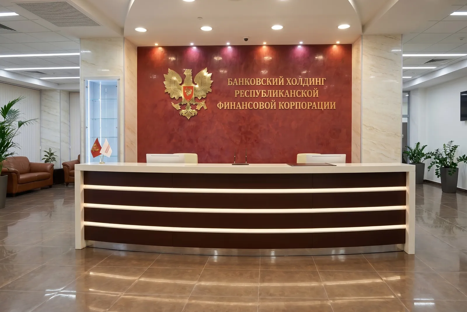 Стойка ресепшн РИ-167 - фронтальный вид Фронтальный вид стойки РИ-167: LED-полосы на алюмокомпозитном фасаде.