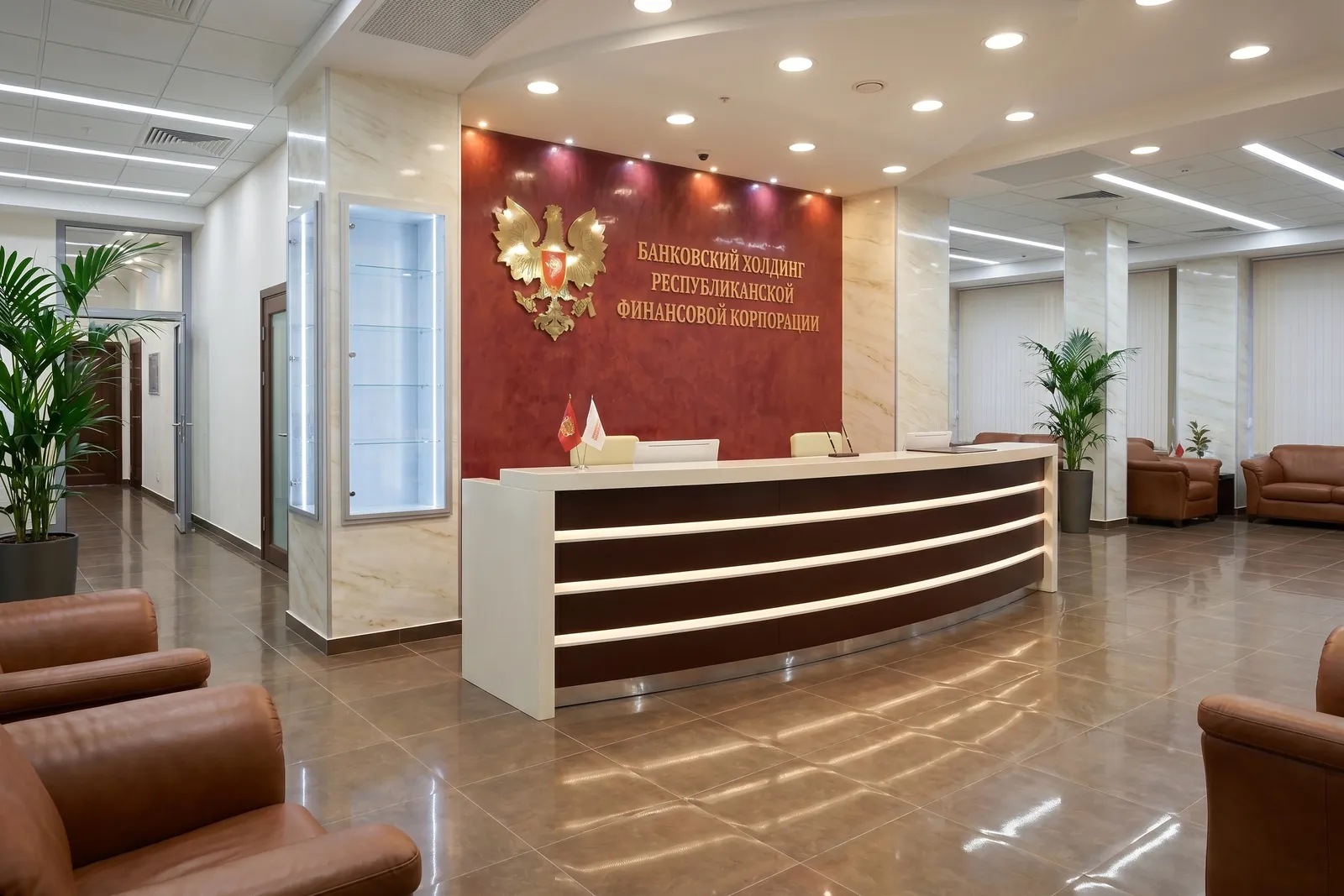 Стойка ресепшн РИ-167 - вид в интерьере Стойка ресепшн РИ-167 в банковском холле, вид с зоны ожидания.