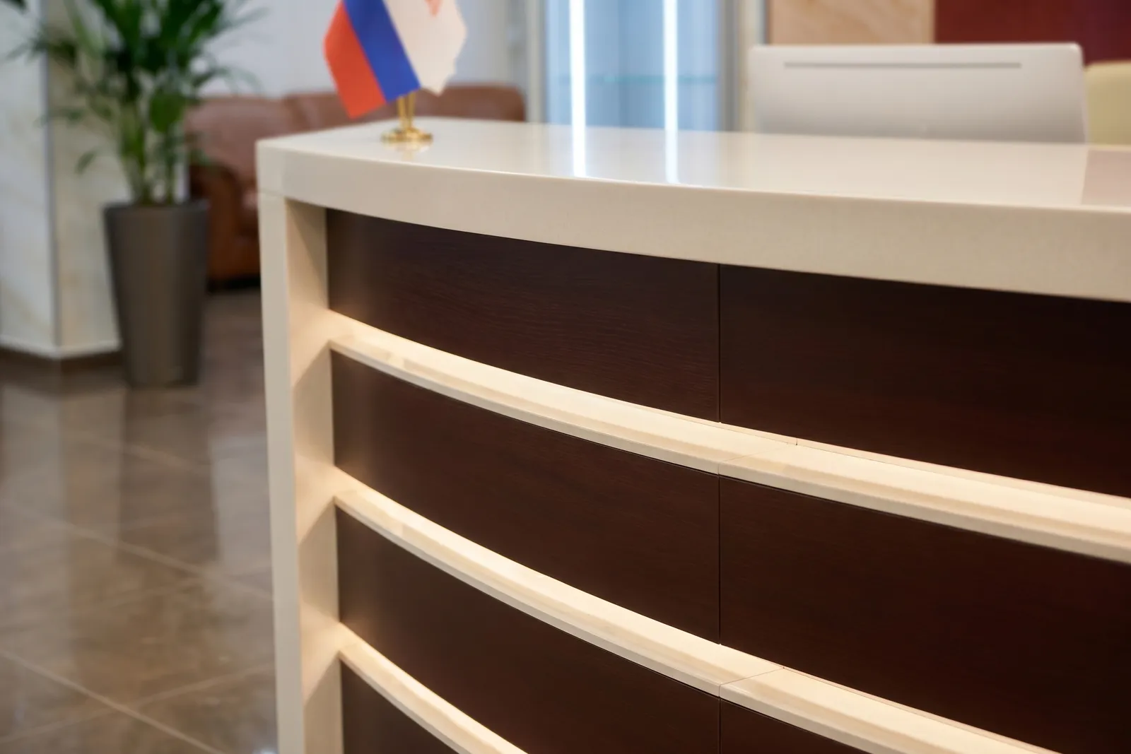 Стойка ресепшн РИ-167 - подсветка крупно LED-подсветка фасада стойки РИ-167: акриловые вставки нейтрального белого цвета.