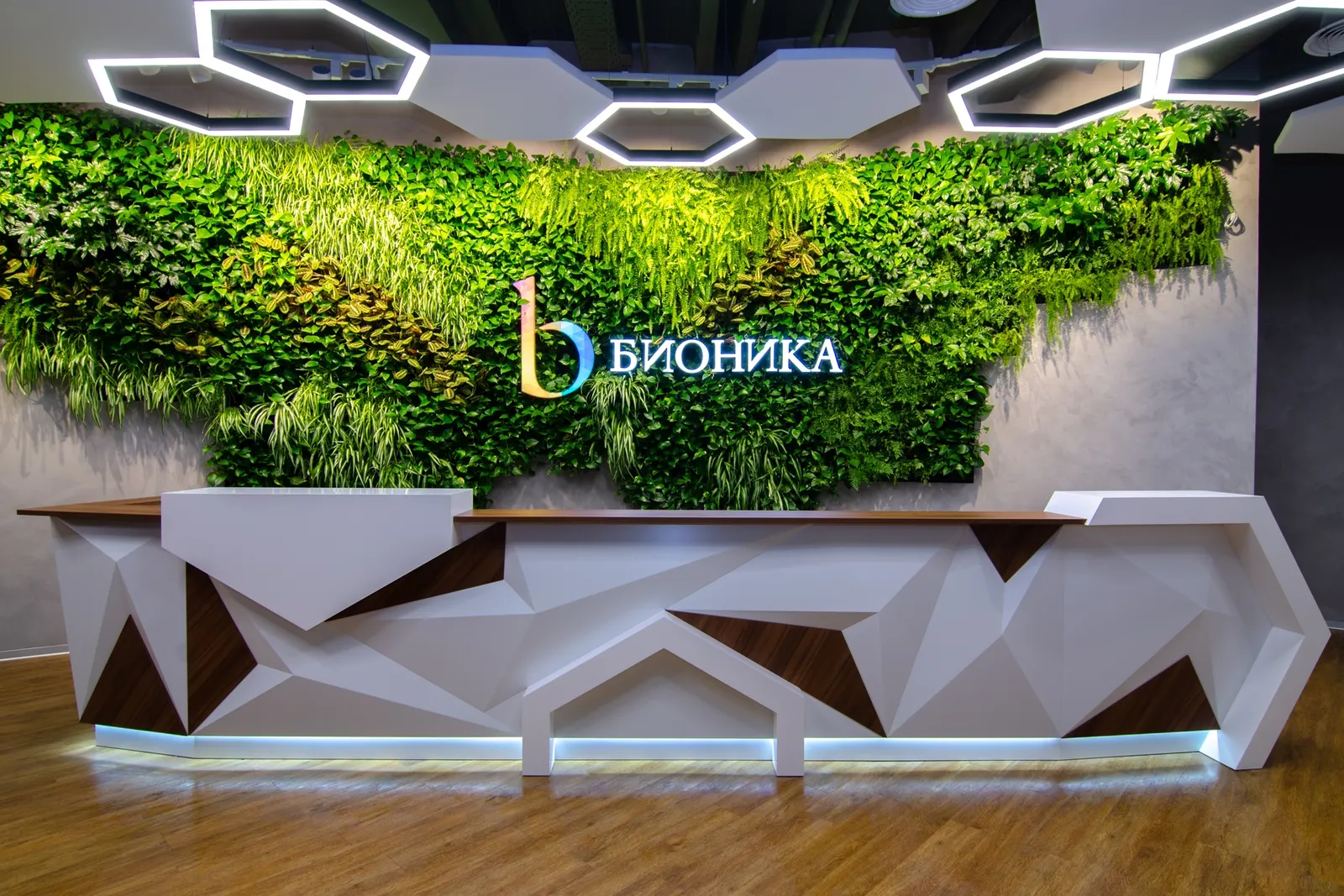 Стойка ресепшн РИ-199 - общий вид Стойка ресепшн РИ-199 с 3D-фасадом из композита и камня на 4 места