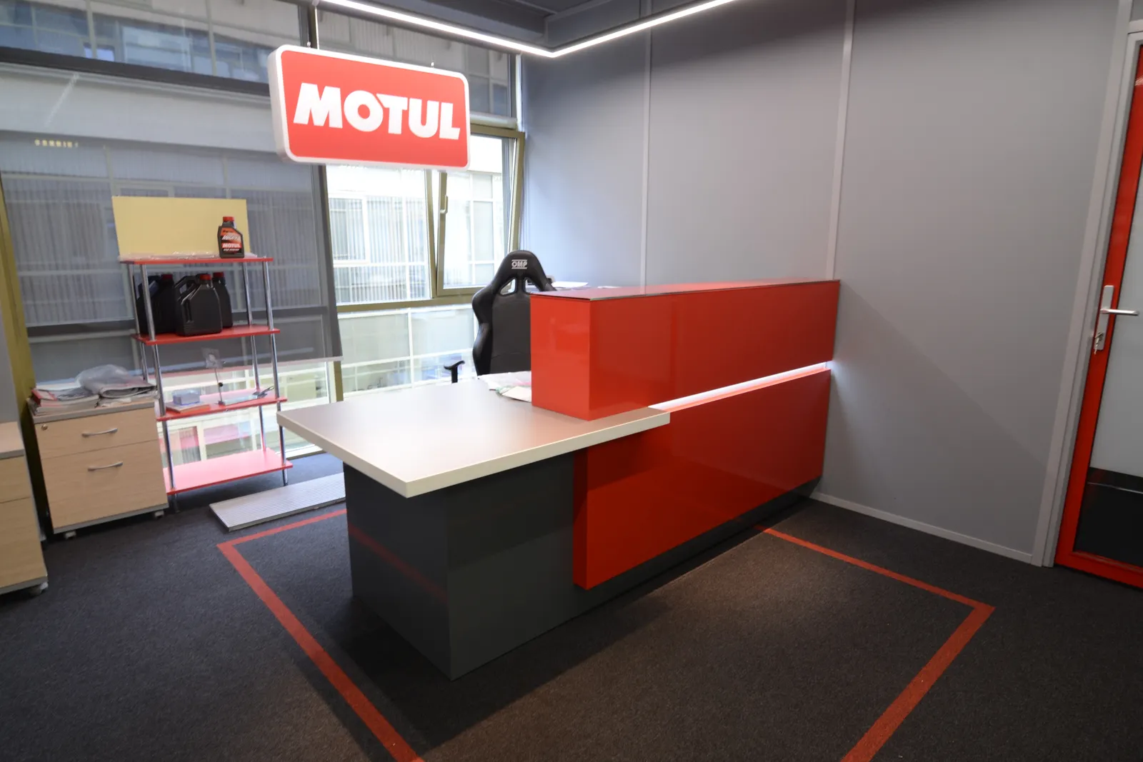 Ресепшн Баухаус - установка у Motul Ресепшн Баухаус в фирменном красном цвете Motul с логотипом — реализованный проект.