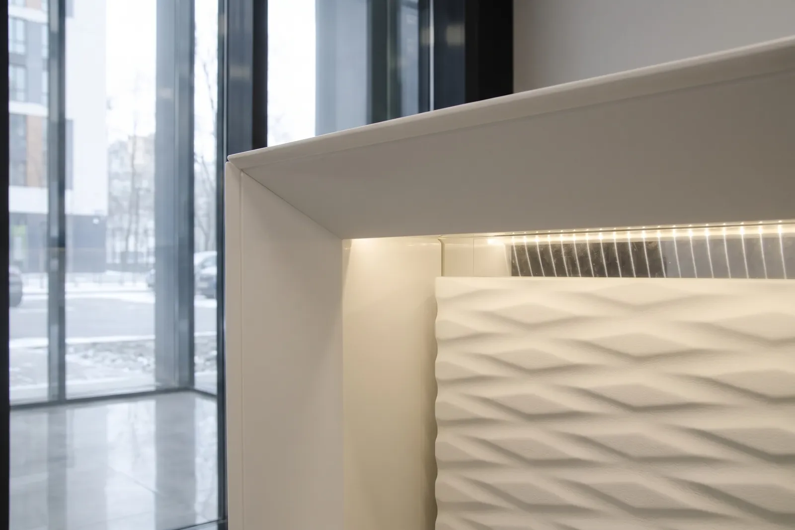 Ресепшн Стрит - деталь LED-подсветки Светодиодная подсветка ресепшн Стрит — LED-лента под гостевой столешницей.