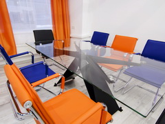 Стол с дизайнерской опорой для переговорного зала в компании «Гудвилл»