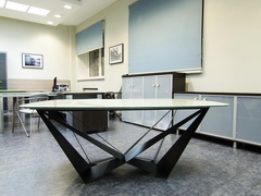Стеклянный обеденный стол с оригинальными металлическими опорами