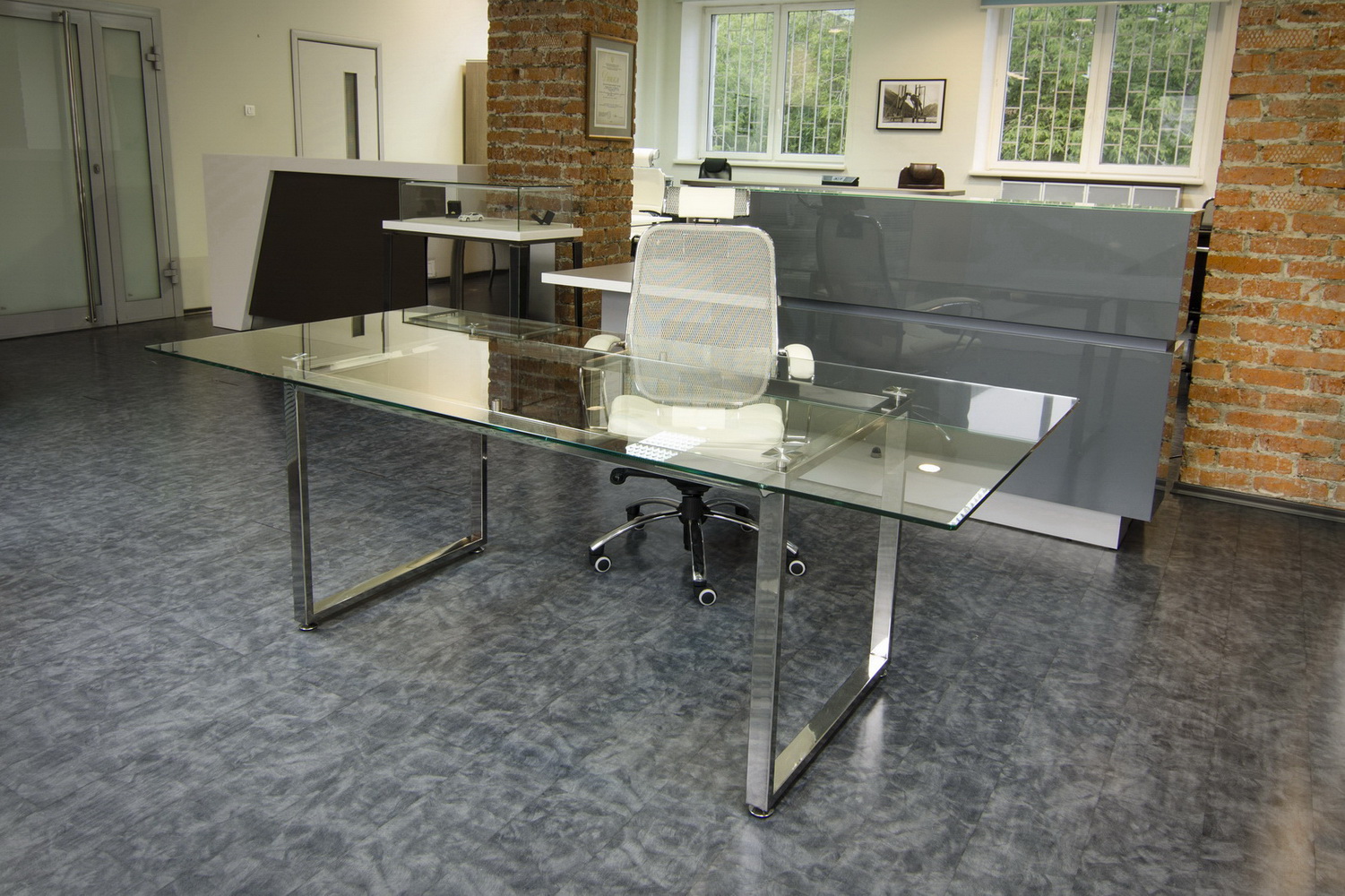 Офисный стол обеденный или для переговоров или стол руководителя с опорами из нержавеющей стали и столешницей из прозрачного закаленного стекла
