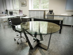 Круглый стеклянный стол в стиле «Лофт» с оригинальными опорами из металла