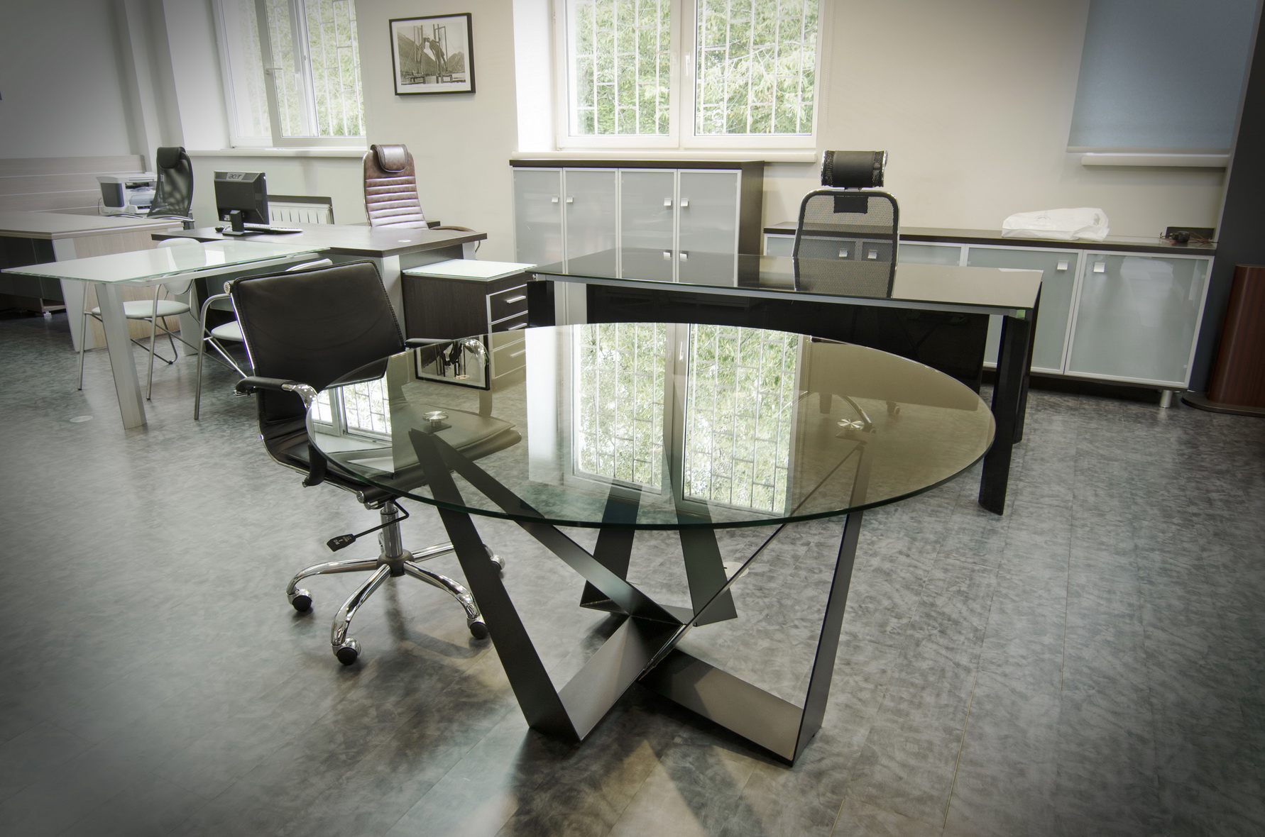 Круглый стеклянный стол в стиле «Лофт» с оригинальными опорами из металла