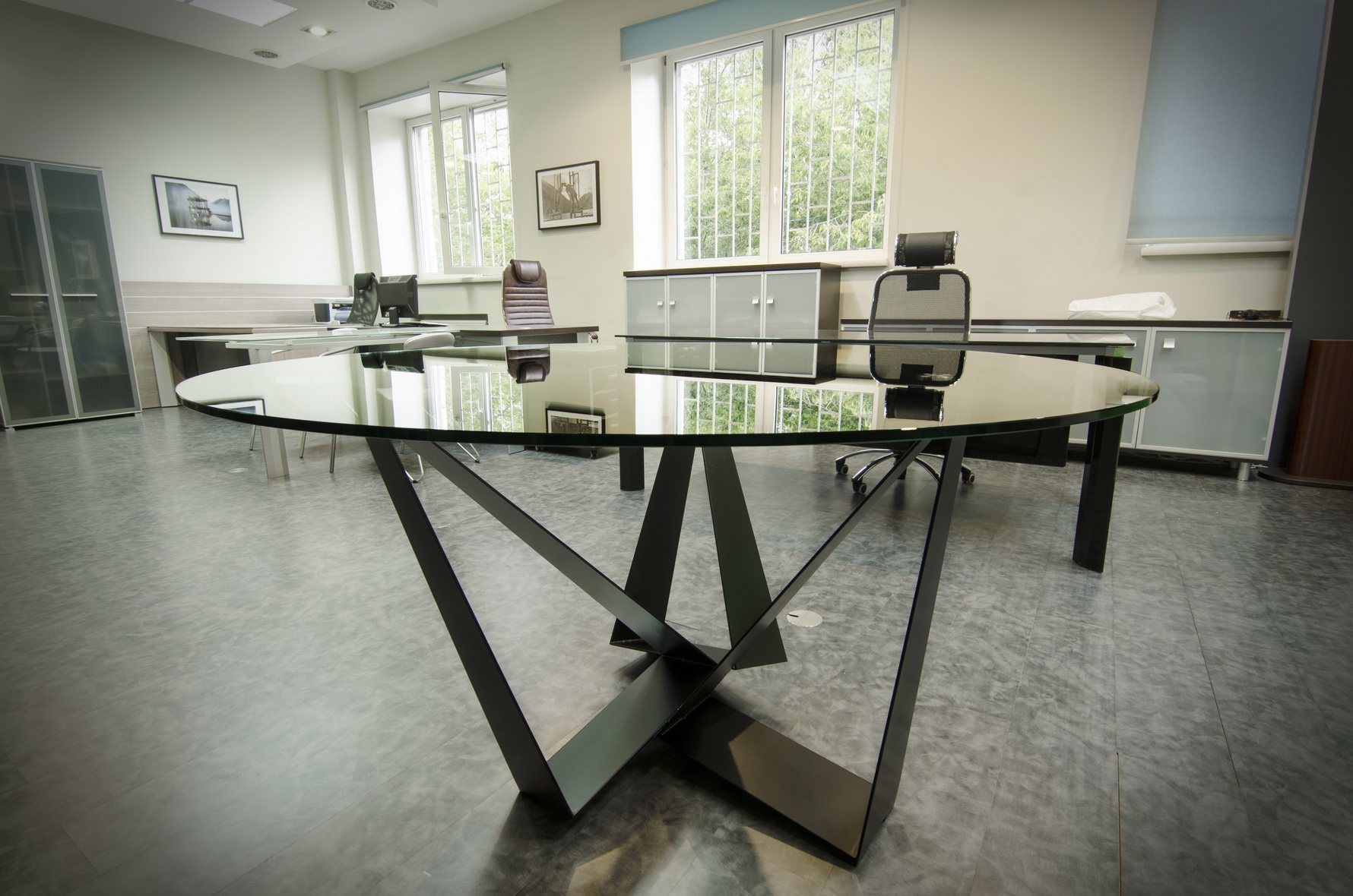 Круглый обеденный стол с прозрачным стеклом