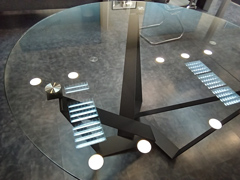 Офисный стол стеклянный на металлических опорах  прозрачный. Диаметр один мер сорок см