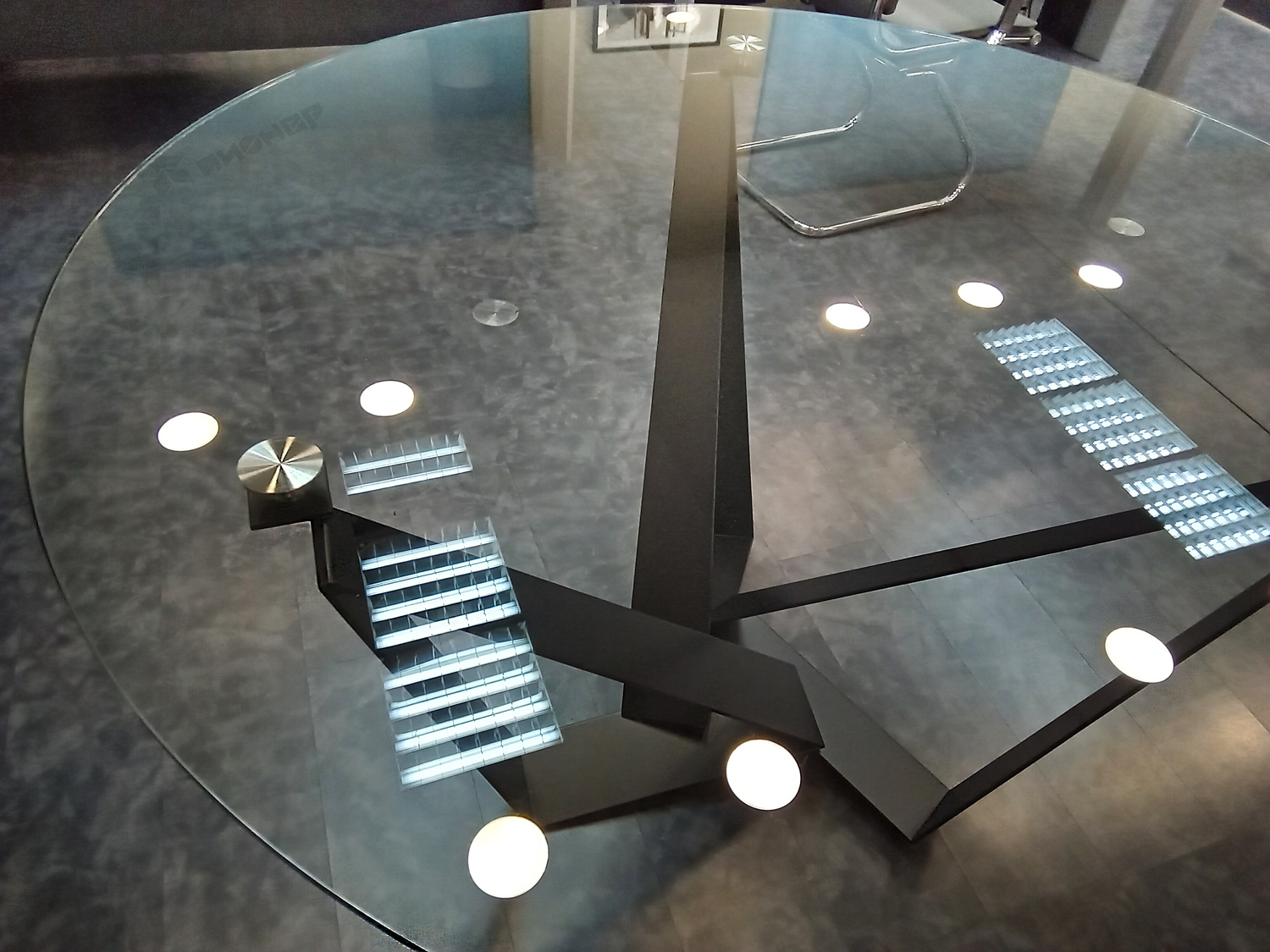 Офисный стол стеклянный на металлических опорах  прозрачный. Диаметр один мер сорок см