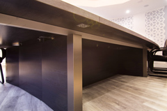 Стол заседаний городской администрации. Солидный дизайн, качественное изготовление офисной мебели для бюджетных учреждений.