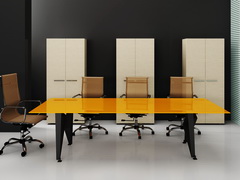 Офисный стол для переговоров с дизайнерскими опорами и столешницей из оранжевого стекла