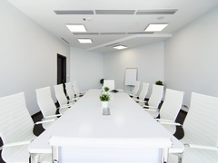 Белый стол переговоров из толстого ЛДСП для 12 участников переговоров