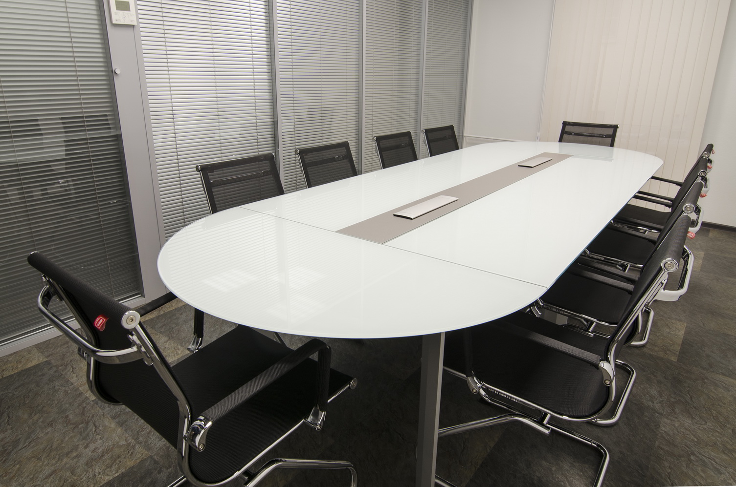 Стеклянный стол переговоров овальной формы на 10человек со столешницей из белого стекла и встроенными розетками