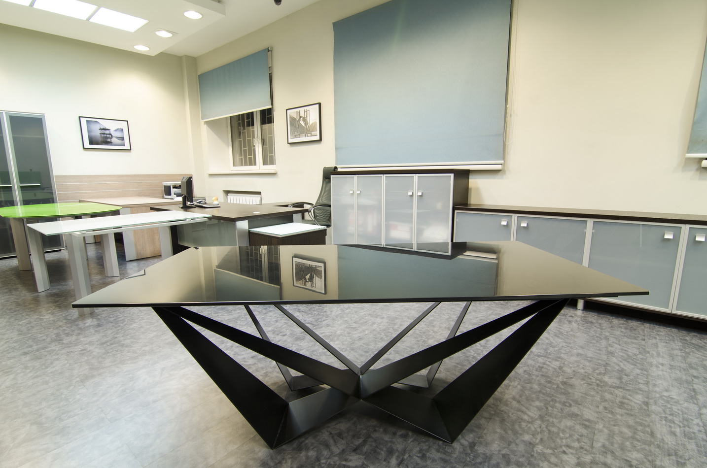 Черный каменный стол с дизайнерскими опорами от ЗАО «Пионер»