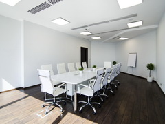 Белый стол переговоров, аналог стола I-meet, спроектирован и реализован специалистами компании «Пионер»
