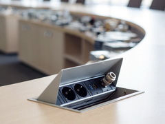 Блок розеток с модулем для сжатого воздуха, встроенный в радиусный стол для учебного класса итальянской компании «Камоцци Пневматика»