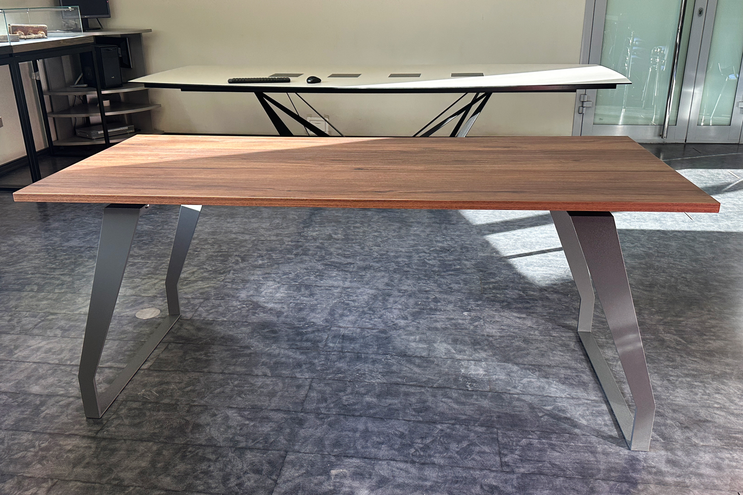 Стальные, окрашенные индивидуальное изготовление новый дизайн. Этот офисный стол визуально занимает мало места в интерьере.