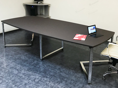 Офисный переговорный стол на стальных опорах из нержавейки