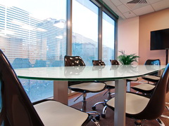 Овальный стеклянный стол переговоров