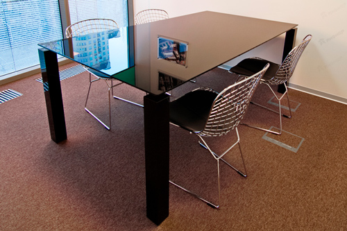 Черный прямоугольный стол переговоров является стильным аксессуаром современной переговорной комнаты.