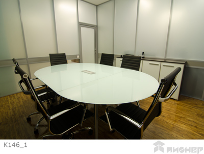 Стеклянный стол переговоров для юридической фирмы
