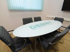 Овальный стол для переговоров с логотипом
