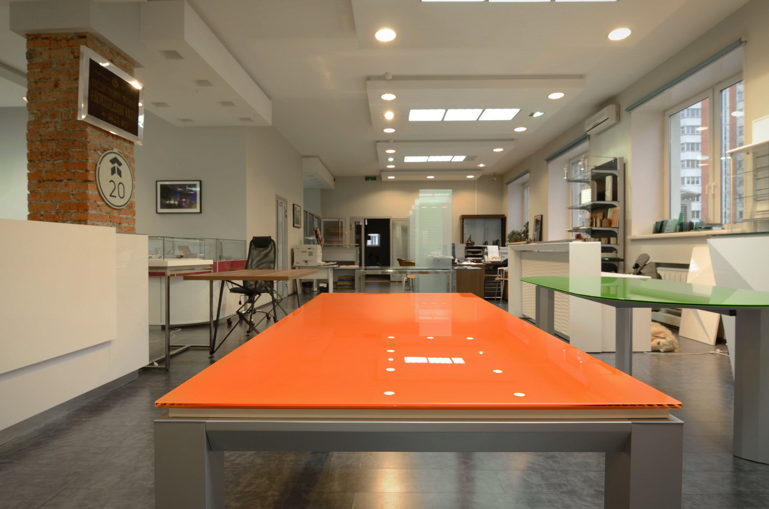 Оранжевый стеклянный стол переговоров