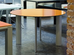 Небольшой круглый оранжевый стеклянный стол для переговоров