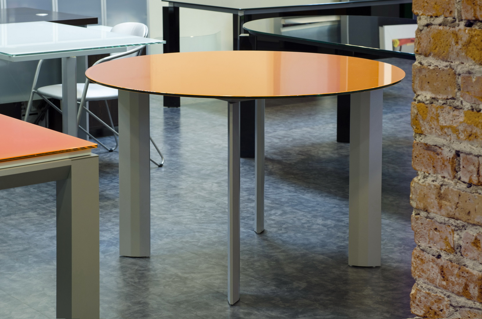Небольшой круглый оранжевый стеклянный стол для переговоров