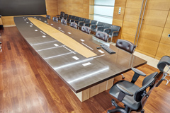 Оформление зала переговоров, большой дорогой конферец стол