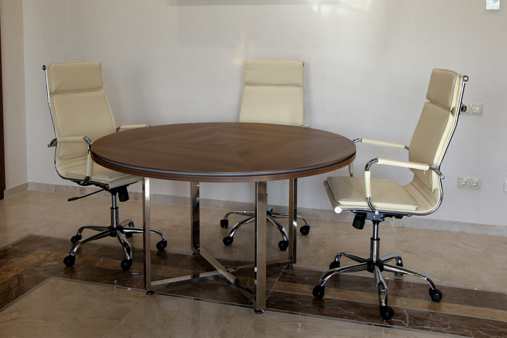 Маленький столик в кабинет - офисный круглый стол переговоров, 1,5 метра диаметр
