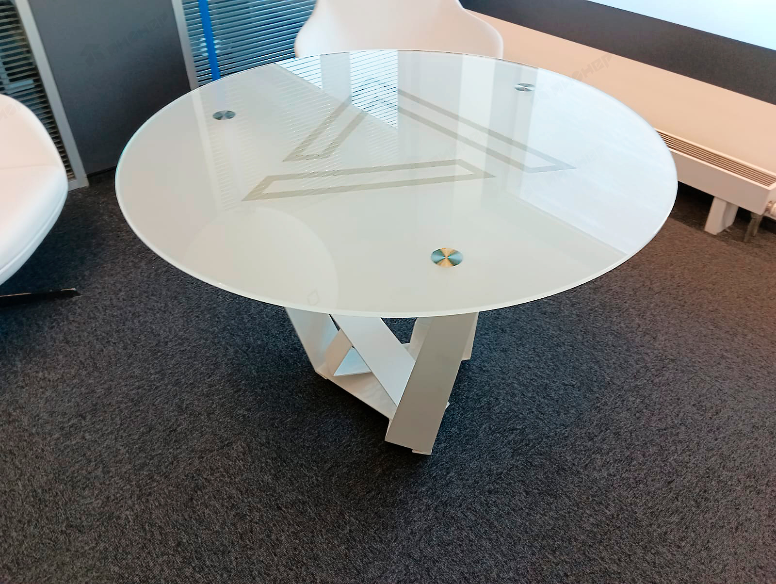 Столик в офис  стеклянный белый для переговоров, дизайнерские стальные белые опоры