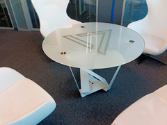 Стол офисный маленький стеклянный белый с логотипом фирмы