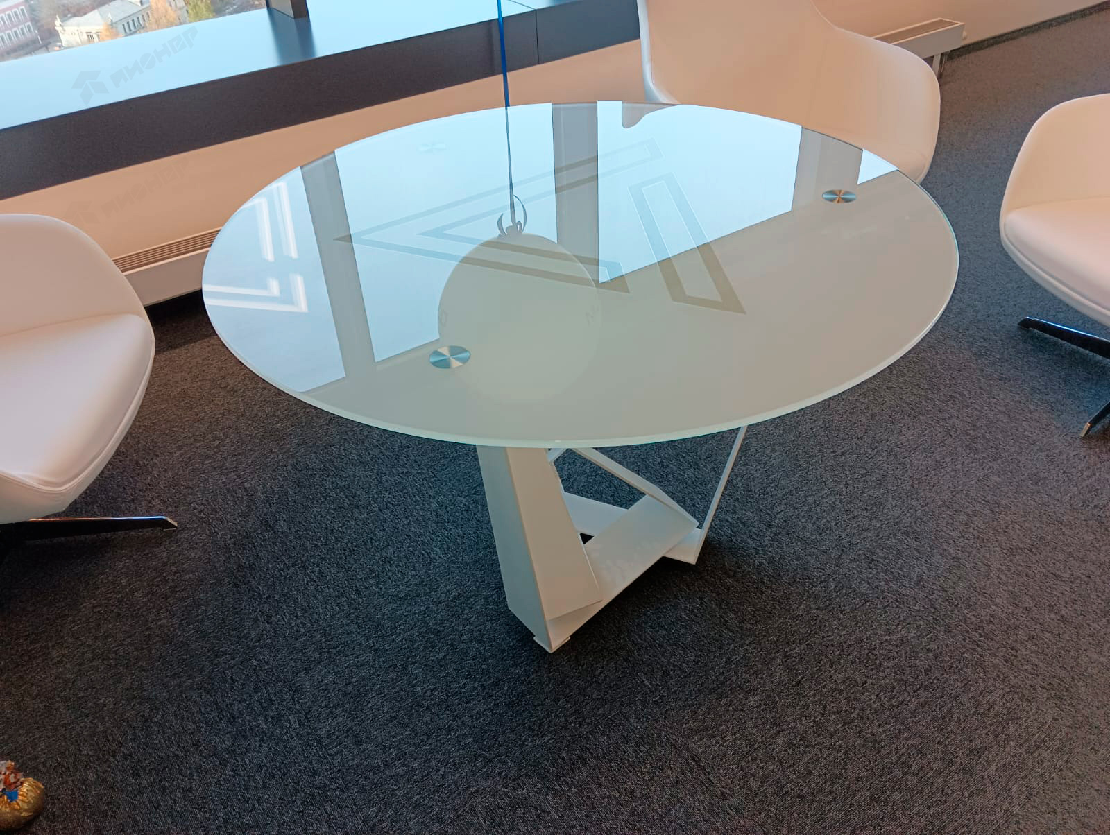 Маленький стеклянный столик для переговоров Ø 110 см.