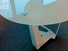 Стол стеклянный в клиентский зал, в переговорную комнату