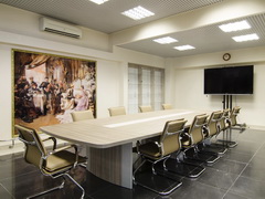 Массивный стол совещаний на 14 человек классического дизайна, выполненный из ЛДСП с стильной вставкой другого цвета по середине стола