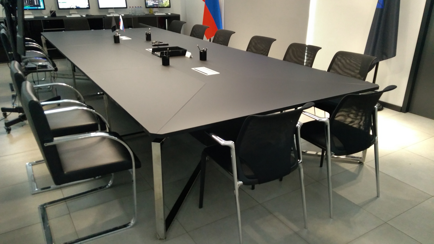 Прямоугольный стол для совещаний черный на 16 человек